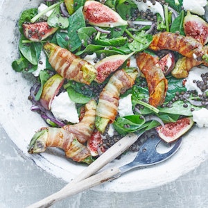 Lun linsesalat med baconviklet avocado og figner