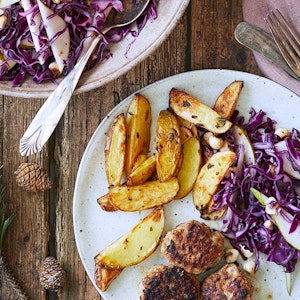 Julefrikadeller med rosmarinkartofler og rødkålssalat