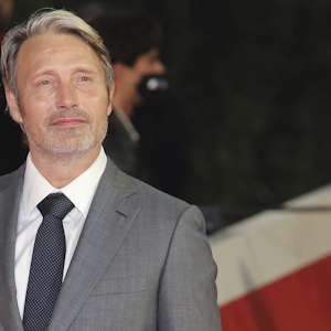 https://dk-femina-backend.imgix.net/media/article/mads_mikkelsen.png?ixlib=vue-2.9.0&auto=format&width=300&height=300&fit=crop&fp-x=0.5&fp-y=0.5