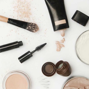 https://dk-femina-backend.imgix.net/media/article/makeupartistens-skoenhedsfavoritter.jpg?ixlib=vue-2.9.1&auto=format&width=300&height=300&fit=crop&fp-x=0.5&fp-y=0.5