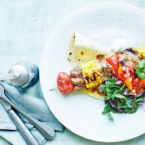 Mexicanske svinespyd med majs og salsa