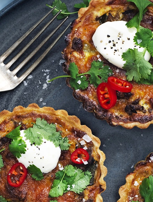 Mexicanske oksekødstærter med chili og cremefraiche