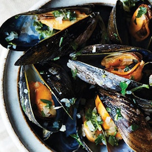 Moules frites - muslinger med fritter på tallerken