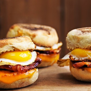 Muffinsandwich med æg og bacon