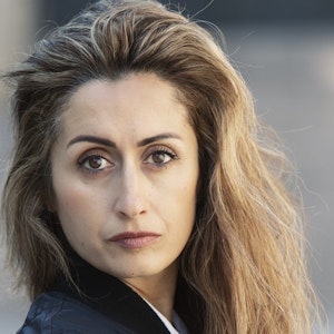 https://dk-femina-backend.imgix.net/media/article/nillou_zoye_johannsen4faerdigheader.jpg?ixlib=vue-2.9.1&auto=format&width=300&height=300&fit=crop&fp-x=0.5&fp-y=0.5
