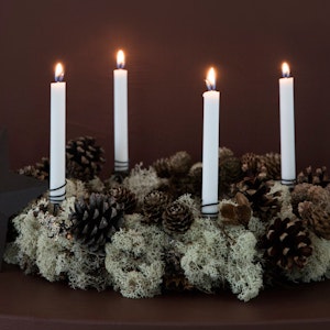 Naturlig og nordisk adventskrans med kogler lav og agern