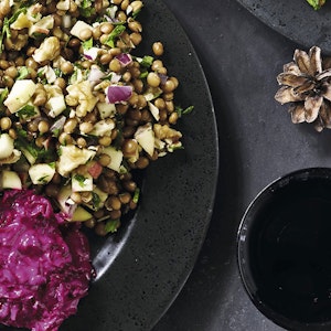 Opskrift på Hakkebøffer med linsesalat og rødbedetzatziki