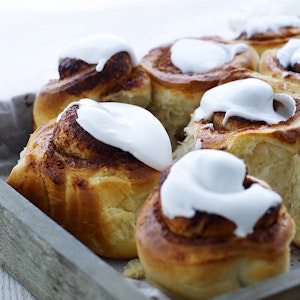 kanelsnegle i fad med kardemomme