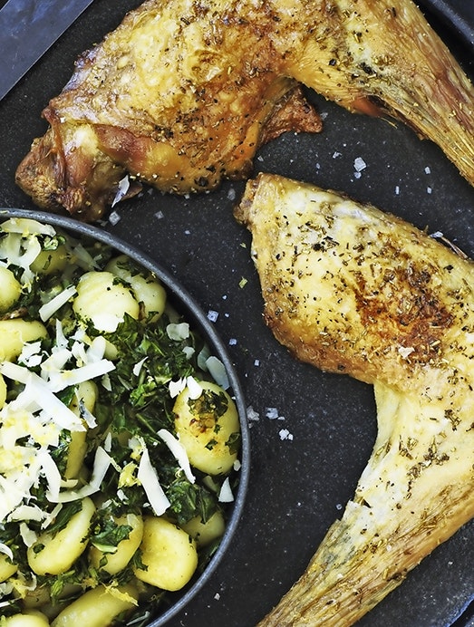 Opskrift på ovnstegte kyllingelår og gnocchi med grønkål