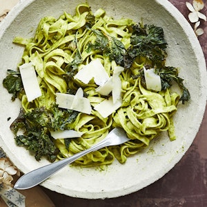 Opskrift på Pasta med grønkålspesto og grønkålschips