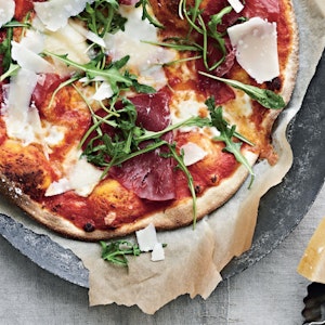 Opskrift på pizza med bresaola og parmesan