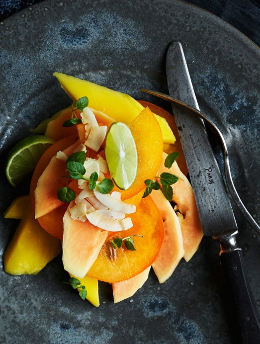 Papaya-mango-frugtsalat med lime og kokos