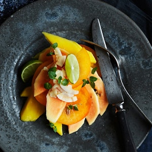 Papaya-mango-frugtsalat med lime og kokos