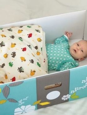 Finske babyer sover i papkasser.