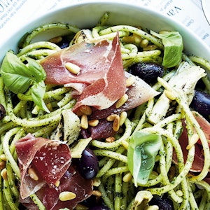 https://dk-femina-backend.imgix.net/media/article/pasta-antipasto.jpg?ixlib=vue-2.9.1&auto=format&width=300&height=300&fit=crop&fp-x=0.5&fp-y=0.5
