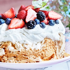 Pavlova med hyldeblomstcreme og friske bær