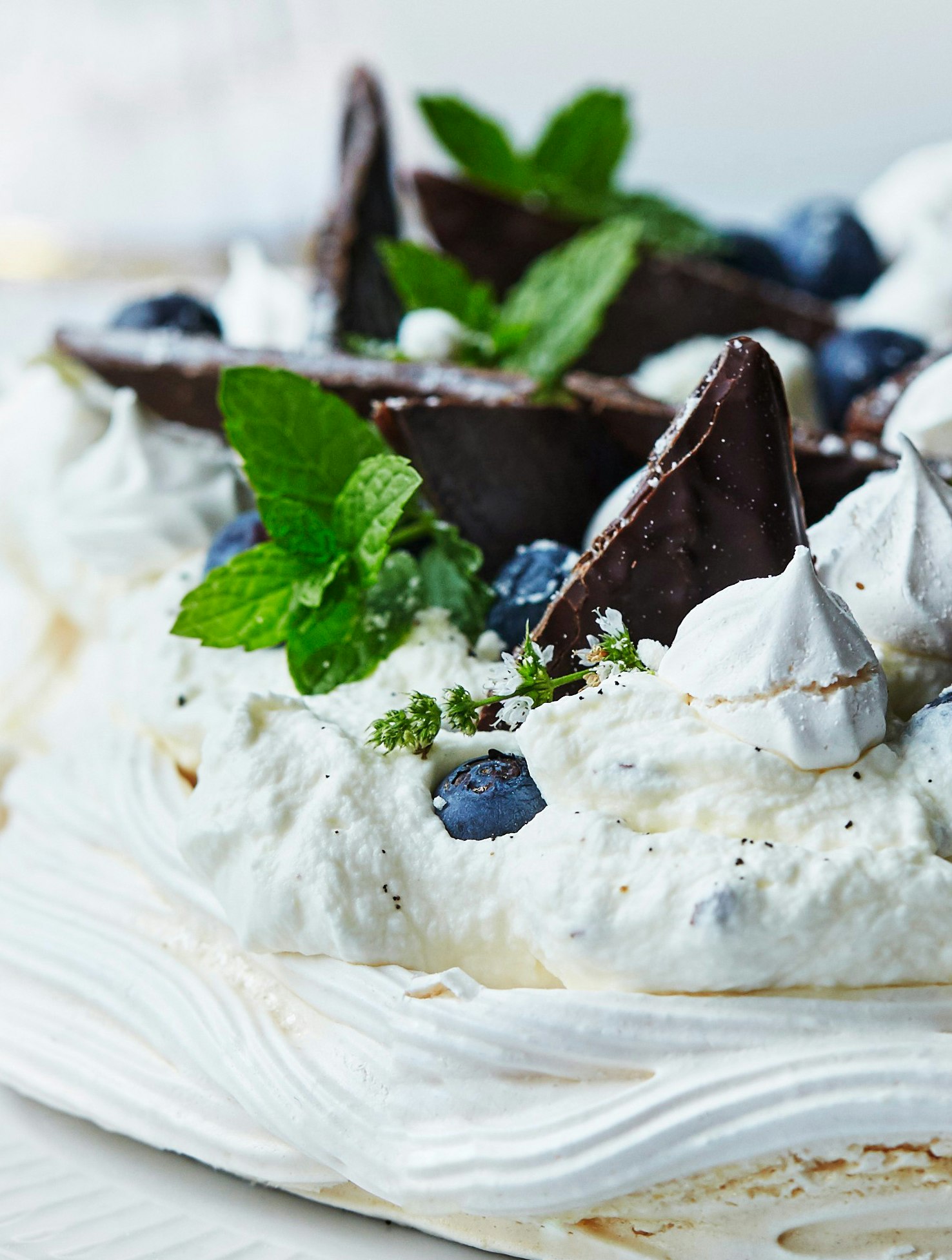 Pavlova med mynte, blæbær og After Eight