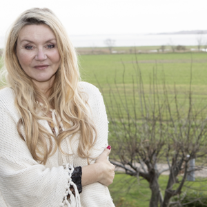https://dk-femina-backend.imgix.net/media/article/pernille_aalund.png?ixlib=vue-2.9.1&auto=format&width=300&height=300&fit=crop&fp-x=0.5&fp-y=0.5