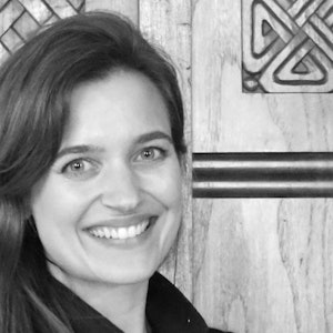 https://dk-femina-backend.imgix.net/media/article/portraet_julie_rokkjaer_birch_2.jpg?ixlib=vue-2.9.0&auto=format&width=300&height=300&fit=crop&fp-x=0.5&fp-y=0.5