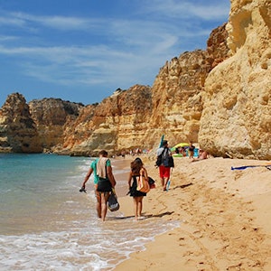 Algarvekysten - mennesker går langs stranden