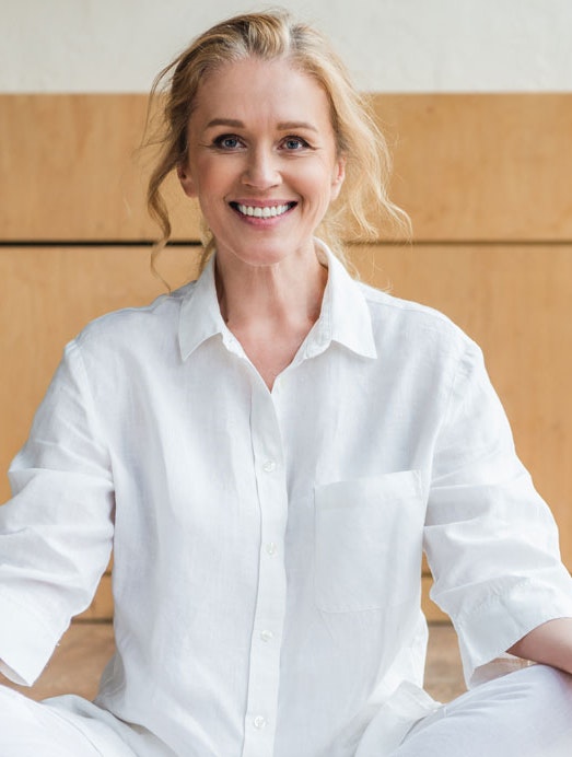Moden kvinde dyrker yoga