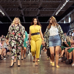 https://dk-femina-backend.imgix.net/media/article/qdk_primaer_modeshow.jpg?ixlib=vue-2.9.1&auto=format&width=300&height=300&fit=crop&fp-x=0.5&fp-y=0.5