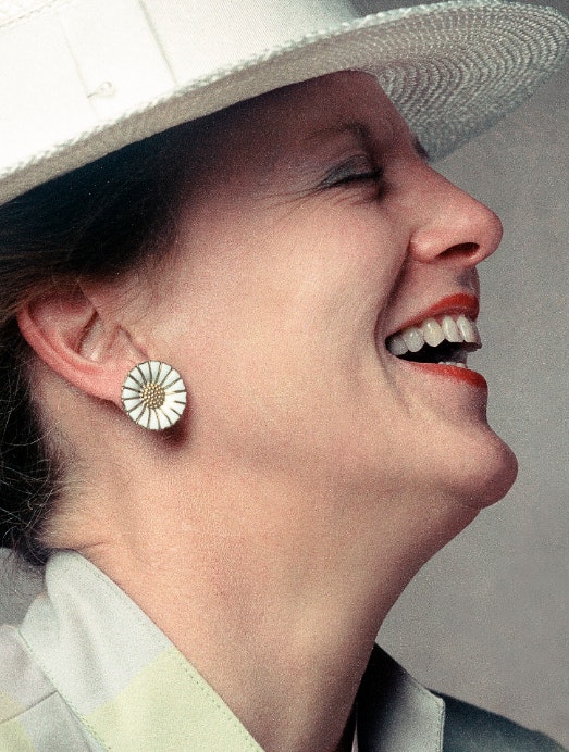 Dronning Margrethe med en daisy ørering på portræt fra 1960'erne