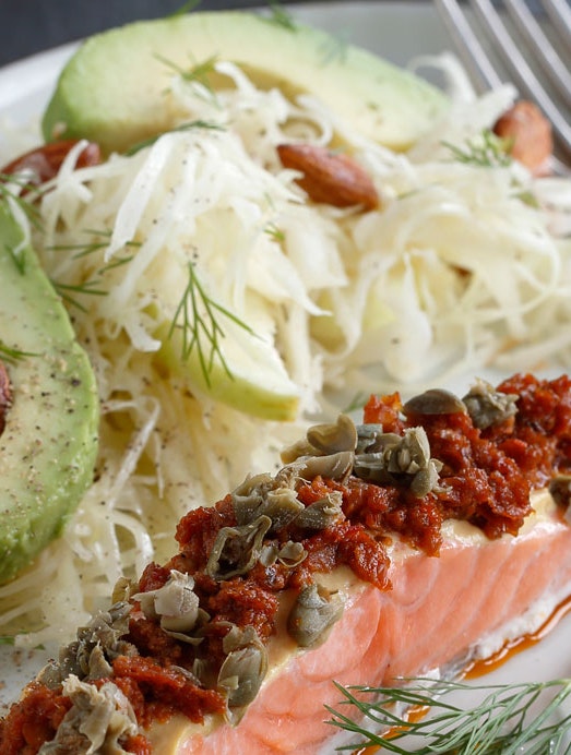 Laks med topping og kålsalat