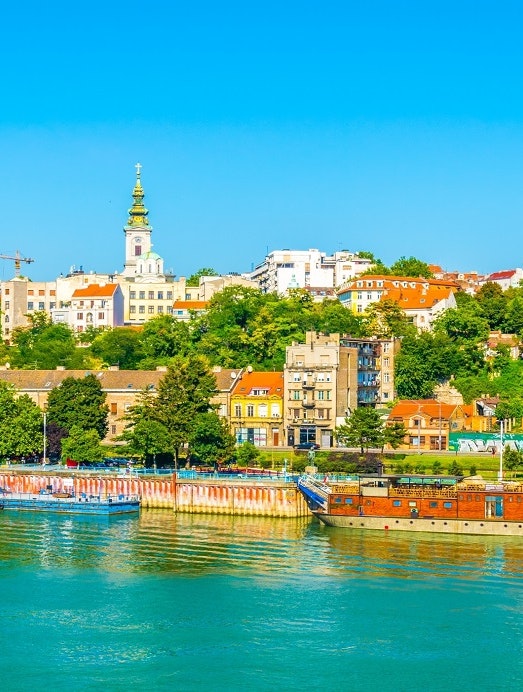 Serbiens hovedstad, Beograd, er en trendy by i bevægelse og udråbt til Europas nye, populære rejsemål. Kom med til metropolen, hvor moderne storby og ægte balkanstemning smukt forenes.