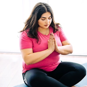 kvinde på yogamåtte