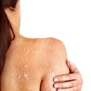 Kvinde bruger bodyscrub
