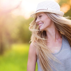 smilende kvinde sommer