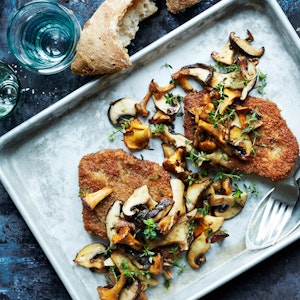 Pecorinopanerede schnitzler med stegte svampe