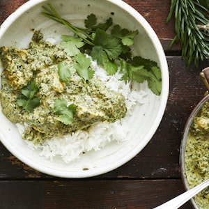 Få opskriften på spinat-curry med kylling