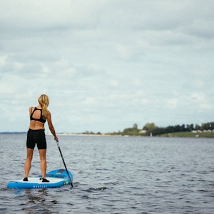 https://dk-femina-backend.imgix.net/media/article/sup-board-primary.jpg?ixlib=vue-2.9.1&auto=format&width=300&height=300&fit=crop&fp-x=0.5&fp-y=0.5
