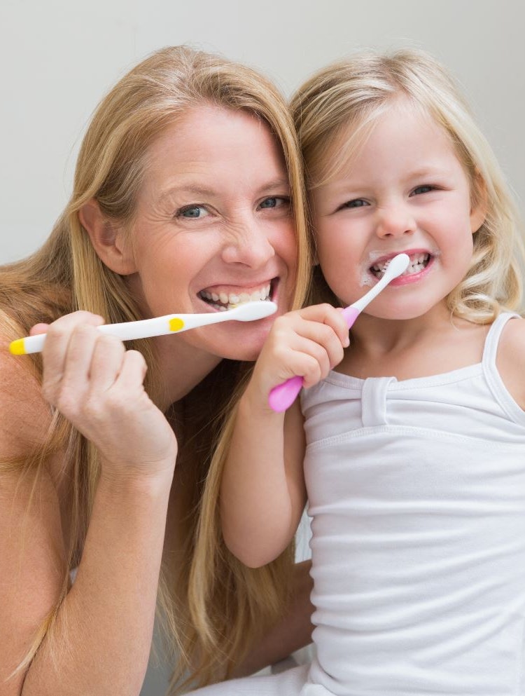 Det er en god idé at hjælpe børn med tandbørstningen til de bliver 10 år.