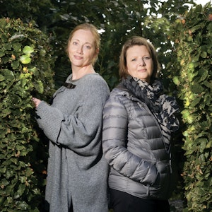 Brystkræft ramte søstre, der står ryg mod ryg