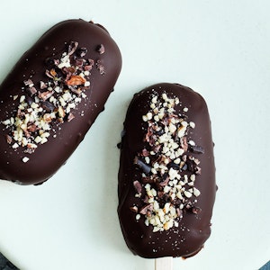 Vaniljeispinde med chokolade og nødder