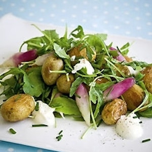 Kartoffelsalat med radiser og rygeostdressing