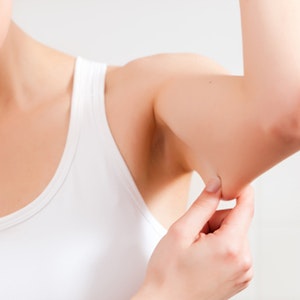 https://dk-femina-backend.imgix.net/media/billeder/2012/september/mormorarme-prim.jpg?ixlib=vue-2.9.1&auto=format&width=300&height=300&fit=crop&fp-x=0.5&fp-y=0.5