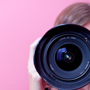 https://dk-femina-backend.imgix.net/media/billeder/2013/august/fotokunstprim.jpg?ixlib=vue-2.9.1&auto=format&width=300&height=300&fit=crop&fp-x=0.5&fp-y=0.5