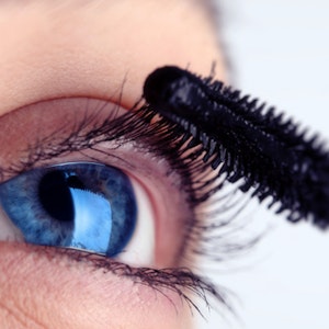 https://dk-femina-backend.imgix.net/media/billeder/2013/november/mascara-prim.jpg?ixlib=vue-2.9.1&auto=format&width=300&height=300&fit=crop&fp-x=0.5&fp-y=0.5