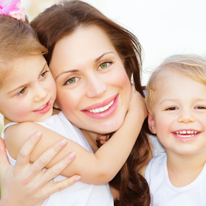 https://dk-femina-backend.imgix.net/media/billeder/2013/oktober/supermom-prim.jpg?ixlib=vue-2.9.1&auto=format&width=300&height=300&fit=crop&fp-x=0.5&fp-y=0.5
