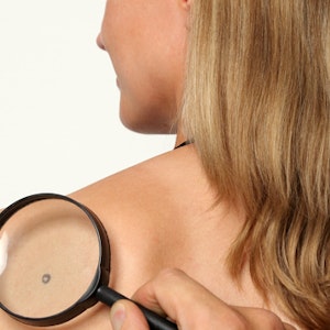 https://dk-femina-backend.imgix.net/media/billeder/2014/april/modermaerkeprim.jpg?ixlib=vue-2.9.1&auto=format&width=300&height=300&fit=crop&fp-x=0.5&fp-y=0.5