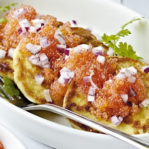 Blinis af kartoffel med stenbidderrogn