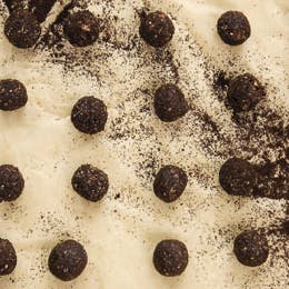 Konfekt-kuglerne ser lækre ud, når de er rullet i kakaopulver