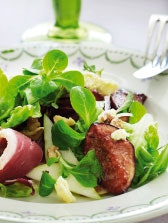 Andebryst, figner, valnødder og pærer i en skøn salat. 