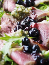 Andesalat med valnøddepesto og solbær