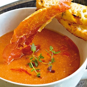 https://dk-femina-backend.imgix.net/media/sondag/2012/07/30/suppe-til-en-varm-dag/tomat-stor.jpg?ixlib=vue-2.9.0&auto=format&width=300&height=300&fit=crop&fp-x=0.5&fp-y=0.5