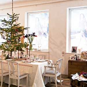 Julebord. Bord med hvid dug og juletræ ovenpå